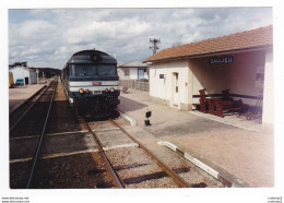 PHOTO Originale TRAINS Locomotive Diesel SNCF BB 67215 En Gare De SAULIEU Le 30 Mars 1992 Renault 4L Camionnette - Trains