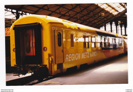 PHOTO Originale TRAINS Wagon Ou Voiture Voyageurs SNCF Avec Livrée Région METZ NANCY Non Datée - Trains