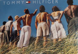 Carte Postale - Tommy Hilfiger (mode - Vêtements) (groupe D'hommes Et De Femmes Torses Nus De Dos) - Mode