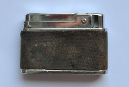 Ancien Briquet SILVER MATCH COMPOUND Gainé Cuir Motif Lézard - Autres & Non Classés