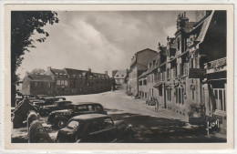 168 DEPT 29 : édit. Yvon N° 2418 : Roscoff Place Michel Bouquet " Traction Citroën Et Autres Voitures " - Roscoff