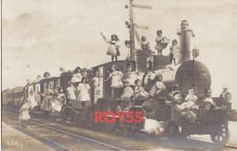 Treni Treno A Vapore In Stazione Con Bambini Con Bandiera Regno Che Salutano Anno 1912 (f.piccolo/v.retro) - Treni