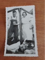 560 // PHOTO ANCIENNE 11 X 7 CMS / COUPLE ET LEURS POULES - Personnes Anonymes