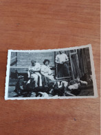 560 // PHOTO ANCIENNE 11 X 7 CMS / PERSONNES  ET LEURS POULES - Anonymous Persons