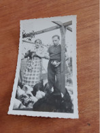 560 // PHOTO ANCIENNE 11 X 7 CMS / COUPLE  ET LEURS POULES - Personnes Anonymes