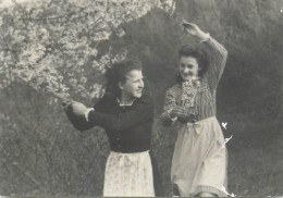 Annonymous Persons Souvenir Photo Social History Portraits & Scenes Girls In The Orchard - Fotografia