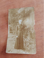 560 //  PHOTO ANCIENNE 10 X 6 CMS / FEMME EN TENUE  REGIONALE ? - Personnes Anonymes