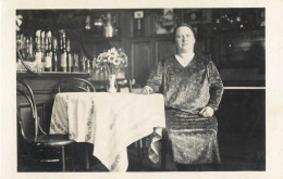 Annonymous Persons Souvenir Photo Social History Portraits & Scenes Woman Table Bar - Fotografia