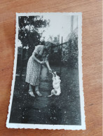 560 //  PHOTO ANCIENNE 11 X 7 CMS /  FEMME ET SON CHIEN QUI FAIT LE "BEAU" - Personnes Anonymes