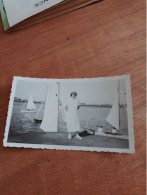 560 //  PHOTO ANCIENNE 11 X 6 CMS / FEMME DEVANT DES BATEAUX - Personnes Anonymes