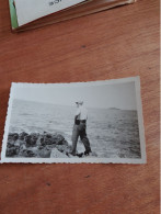 561 //  PHOTO ANCIENNE 11 X 7 CMS / HOMME FACE A LA MER - Personnes Anonymes