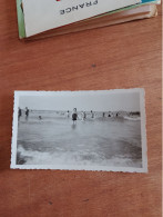 561 //  PHOTO ANCIENNE 11 X 7 CMS / BAIGNADE EN MER - Personnes Anonymes