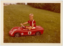 Photo Originale / Enfants / Jeune Garçon Dans Une Voiture à Pédales - FERRARI Rouge - Années 1970 - Automobile