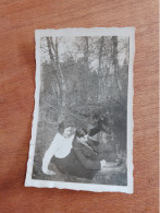 561 //  PHOTO ANCIENNE 11 X 7 CMS / COUPLE AU BORD DE L'EAU - Personnes Anonymes