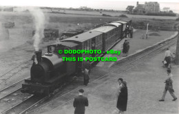 R509661 Locomotive In Railway Station. Postcard - Mundo