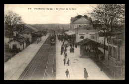 77 - FONTAINEBLEAU - TRAIN EN GARE DE CHEMIN DE FER - Fontainebleau