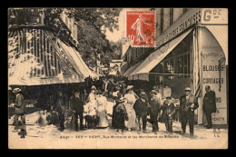 03 - VICHY - RUE MONTARET ET LES MARCHANDS DE BIBELOTS - VOIR ETAT - Vichy