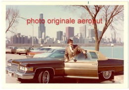 Photo Originale, Vue Du Bord Du Lac Du Centre-ville De Chicago Avec La Tour Sears, Voiture Cadillac, Années 1970 - Orte