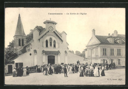 CPA Vaucresson, La Sortie De L`Eglise, Vue De La Rue Avec L'Église Et Dorfbewohnern  - Vaucresson