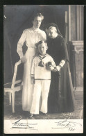 AK Grossherzogliche Familie Von Baden Mit Victoria, Luise Und Enkel  - Royal Families