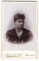 Fotografie Ad. Kolle, Göttingen, Portrait Dunkelhaarige Dame In Schwarzer Bluse  - Personnes Anonymes