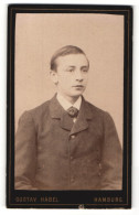 Fotografie Gustav Habel, Hamburg, Portrait Bursche Im Anzug  - Personnes Anonymes