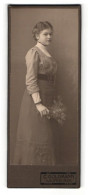 Fotografie C. Goldmann, Kaufbeuren, Portrait Junges Mädchen Mit Blumenstrauss  - Personnes Anonymes