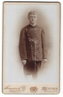 Fotografie Samson & Co., München, Portrait Soldat In Uniform Mit Schirmmütze  - Anonymous Persons