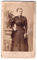 Photo Girol, Mulhouse, Portrait De Hübsch Gekleidete Dame An Sockel Gelehnt  - Anonymous Persons