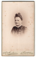 Fotografie A. Monbaron, Neuchatel, Portrait Charmante Frau Mit Brosche Am Kragen  - Anonymous Persons