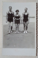 Carte Postale - Femme Et Deux Hommes En Maillot De Bain. - Photographie