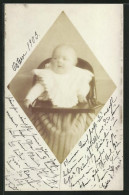 Passepartout-AK Kleines Baby Mit Latz Im Hochsitz  - Photographie