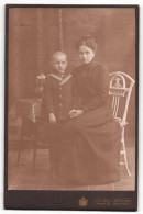 Fotografie Otto Hertel, Freiberg I / S., Portrait Sitzende Dame Im Eleganten Kleid Mit Einem Jungen  - Anonyme Personen