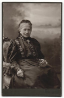 Fotografie Jos. Dietz, Görlitz, Portrait ältere Dame Im Hübschen Kleid Mit Haube  - Anonyme Personen