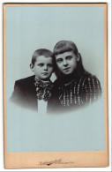 Fotografie R. Schwarzbach, Bitterfeld, Portrait Kinderpaar In Hübscher Kleidung  - Anonyme Personen