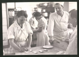 Fotografie Blick In Grossküche, Köchin Und Köche  - Professions