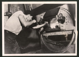 Fotografie Heizer Bei Der Arbeit Im Maschinenraum Seines Schiffes  - Profesiones