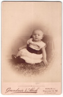Fotografie Grundner & Abich, Berlin-SO, Portrait Sitzendes Baby Im Hübschen Kleidchen  - Anonymous Persons
