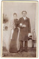 Fotografie Unbekannter Fotograf Und Ort, Portrait Elegant Gekleidetes Brautpaar  - Anonymous Persons