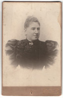 Fotografie Jac. Schotel, Den Haag, Dame Trägt Kleid Mit Puffärmeln Und Ohrringe  - Anonymous Persons