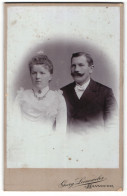 Fotografie Georg Leinweber, Hannover, Mann Mit Oberlippenbart Und Weisser Fliege Und Dame In Schwarzem Kleid  - Anonieme Personen