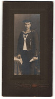 Fotografie F. Kloppmann, Wilhelmshaven, Portrait Matrosen In Uniform Mit Mützenband Und Handschuhen  - Personnes Anonymes