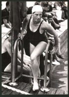 Fotografie Ansicht Klagenfurt, Schwimmerin Hartmann Beim Wörthersee-Sportfest 1938  - Sports