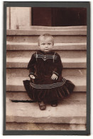 Fotografie Photo-Tschnische-Anstalt Claus, Weissig-Weisser Hirsch, Portrait Kleines Mädchen Im Samtkleid Auf Einer Tr  - Personas Anónimos