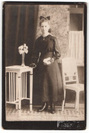 Fotografie Fritz Krussig, Burgstädt I.Sa., Portrait Fräulein In Feierlicher Kleidung Mit Haarschleife  - Anonymous Persons