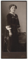 Fotografie Sieber, Plauen I / V., Portrait Junge Dame Im Modischen Kleid An Stuhl Gelehnt  - Anonymous Persons