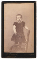 Fotografie M. Eggart, Kaufbeuren, Schrader Strasse, Kleines Kind Mit Kurzen Haaren Im Kleid Auf Einem Stuhl  - Personnes Anonymes