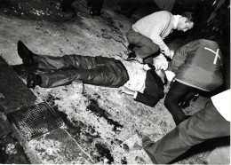 Photo - Paris Mai 1968 - Bléssé à Une Manifestation - Agence Dalmas - - Otros & Sin Clasificación