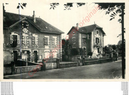 74.  YVOIRE .  Place De La Mairie Et Le Monument . - Yvoire