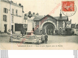 91.  DOURDAN .  Statue Du Poète . Place Du Marché . - Dourdan